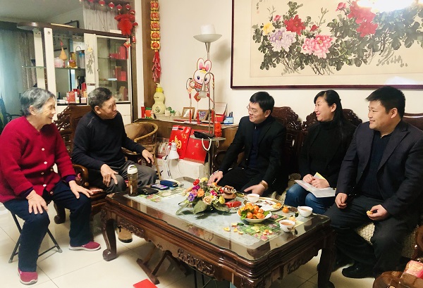 2020新春佳節(jié)公司領(lǐng)導(dǎo)春節(jié)前走訪慰問退休老黨員、老干部